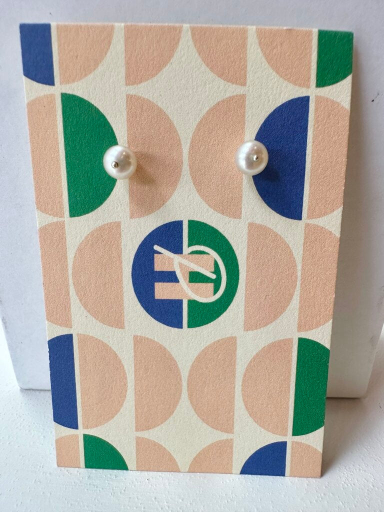 Unbranded pearl studs