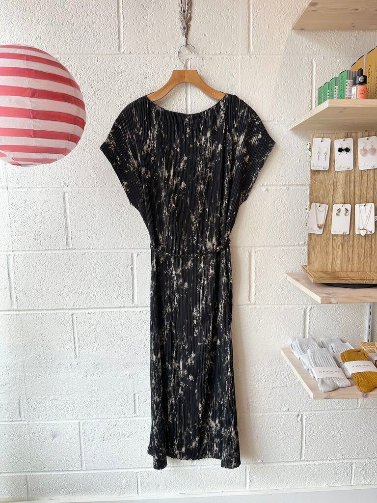 Lafayette 148 shadow print satin plisse belted midi dress